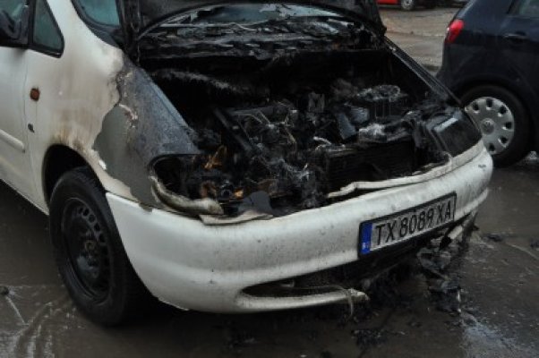 Panică în intersecţie: I-a luat foc maşina în mers!